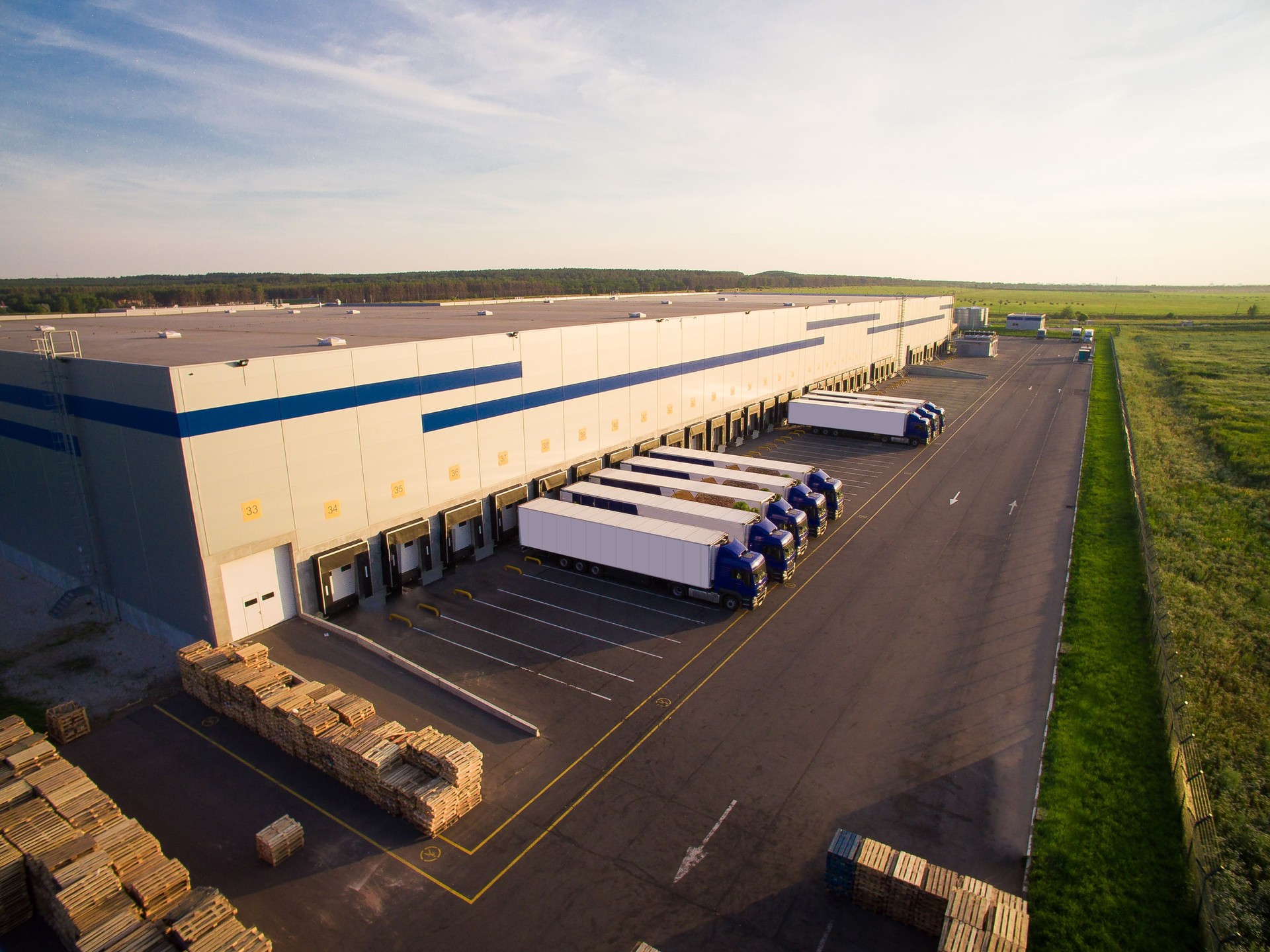entrepôt de distribution de camions de capacité différente