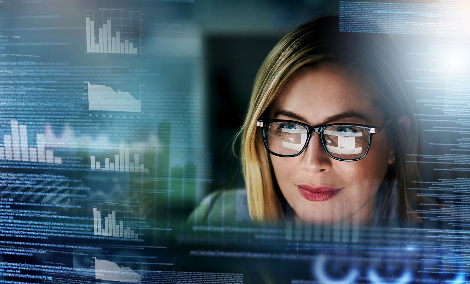 Fintech, hologramme futuriste et femme sur ordinateur pour la finance en ligne, le trading d’actions et l’analyse de données. Transformation numérique, superposition logicielle et visage de fille pour l’analyse financière sur écran 3D