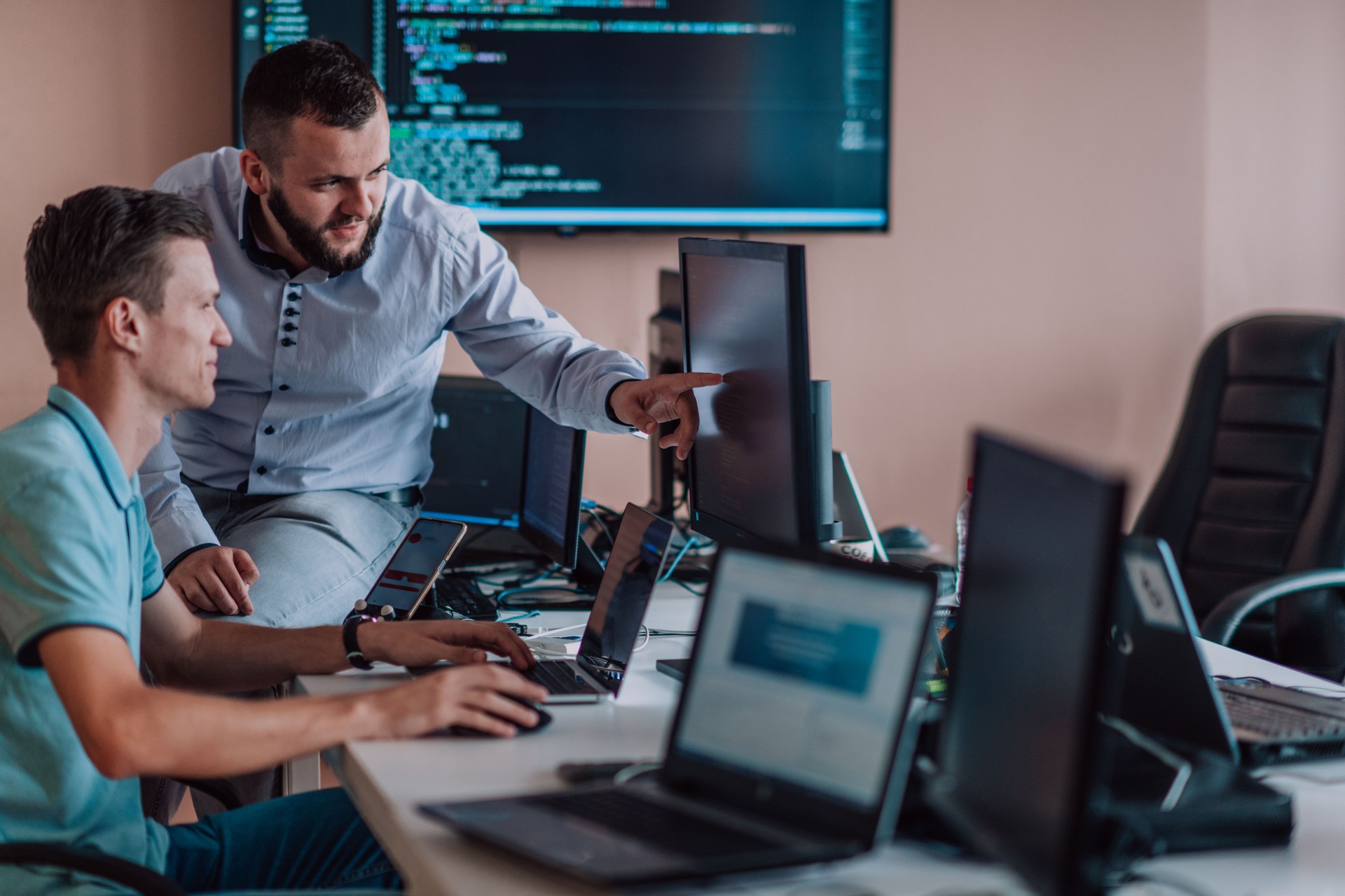 Les programmeurs absorbés par une collaboration approfondie, travaillant ensemble avec diligence pour résoudre des problèmes complexes et développer des applications mobiles innovantes avec des fonctionnalités transparentes.